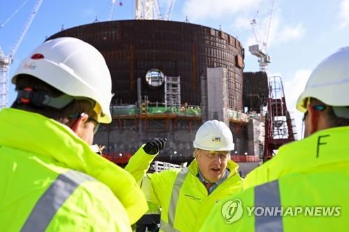 This AFP file photo shows Britain's Prime Minister Boris Johnson (C) visiting Hinkley Point C nuclear power plant in Bridgwater on April 7, 2022. (PHOTO NOT FOR SALE) (Yonhap)
