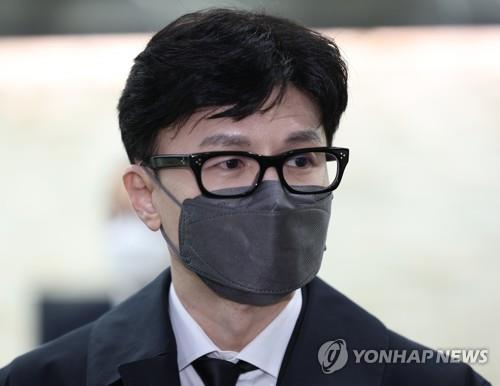 This file photo shows Justice Minister nominee Han Dong-hoon visiting a funeral altar of a late prosecutor at a hospital in Seoul on April 14, 2022. (Yonhap)