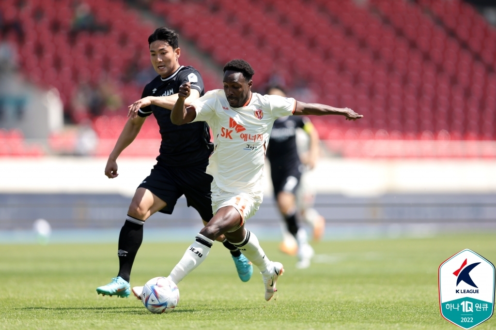 Kwon Wan-kyu of Seongnam FC (L) and Gerso Fernandes of Jeju United battle for the ball during their clubs' K League 1 match at Tancheon Stadium in Seongnam, just south of Seoul, on May 5, 2022, in this photo provided by the Korea Professional Football League. (PHOTO NOT FOR SALE) (Yonhap)