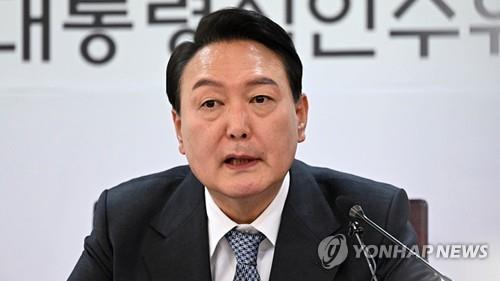 (LEAD) Yoon begins term at midnight with military briefing