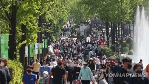 Children's Grand Park in eastern Seoul is crowded with visitors as the country marks Children's Day, a public holiday, on May 5, 2022. (Yonhap)