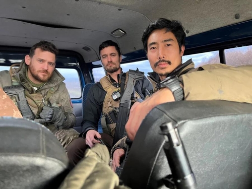 This undated photo captured from the website of Novoye Vremya, a Ukrainian weekly magazine, shows Rhee Keun (R) and his fellow volunteer warriors fighting against Russian forces in Ukraine. (PHOTO NOT FOR SALE) (Yonhap) 
