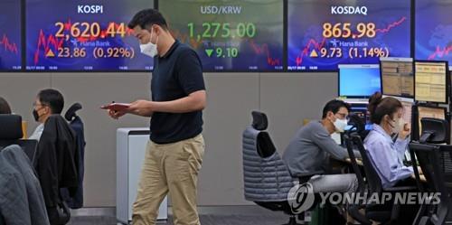 Electronic signboards at a Hana Bank dealing room in Seoul show the benchmark Korea Composite Stock Price Index (KOSPI) closed at 2,620.44 points on May 17, 2022, up 23.86 points, or 0.92 percent, from the previous session's close. (Yonhap)