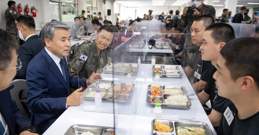 Defense Minister Lee Jong-sup talks with troops at a boot camp in Nonsan, 213 kilometers south of Seoul, on May 23, 2022, in this photo released by his office. (PHOTO NOT FOR SALE) (Yonhap)