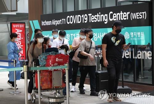 (LEAD) S. Korea's new COVID-19 cases around 26,300 with omicron in retreat