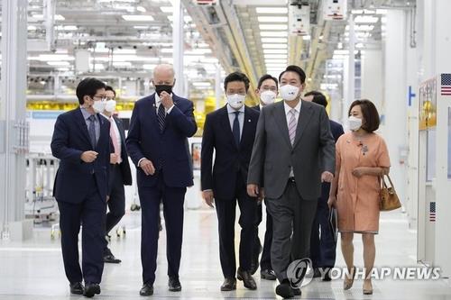 U.S. President Joe Biden (3rd from L) and South Korean President Yoon Suk-yeol (2nd from R) look around a Samsung Electronics chip plant in Pyeongtaek, 70 kilometers south of Seoul, on May 20, 2022, guided by Lee Jae-yong, the de facto leader of Samsung Group and Samsung Electronics vice chair. (Yonhap)