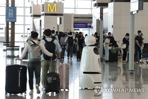 Terminal 1 of Incheon International Airport, west of Seoul, bustles with outbound tourists on June 1, 2022, as the country has eased entry requirements in relation to the COVID-19 pandemic. (Yonhap)