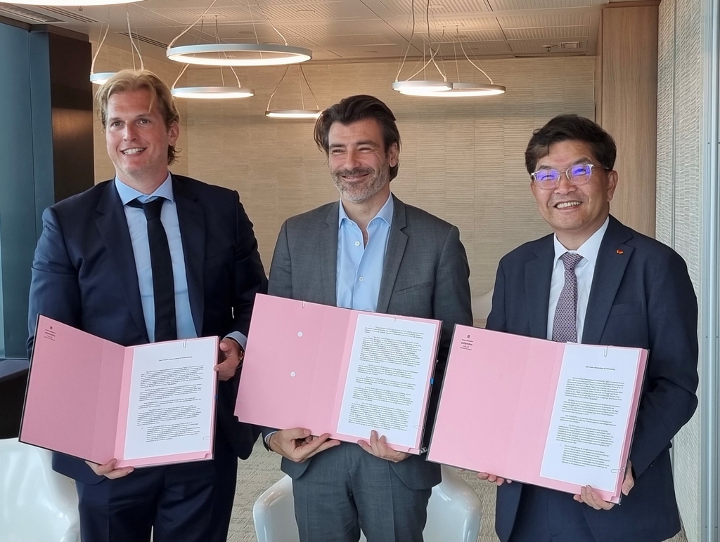 (From L to R) Daniel Solomita, founder and CEO of Loop Industries; Max Pellegrini, deputy CEO of Suez Group; and Na Kyung-soo, CEO of SK Geocentric, pose for a photo at the Suez headquarters in France on June 7, 2022, after signing an agreement on a plastic recycling joint venture, in this photo provided by SK Geocentric on June 16. (PHOTO NOT FOR SALE) (Yonhap) 