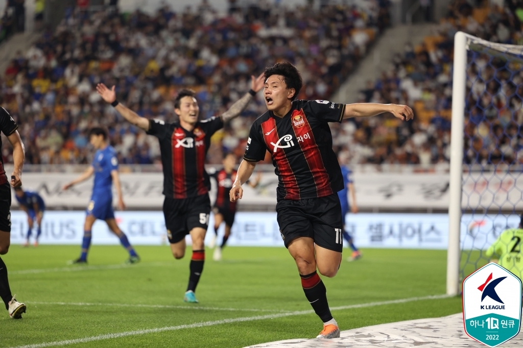 Cho Young-wook of FC Seoul (R) celebrates after scoring a goal against Suwon Samsung Bluewings during the clubs' K League 1 match at Suwon World Cup Stadium in Suwon, 35 kilometers south of Seoul, on June 19, 2022, in this photo provided by the Korea Professional Football League. (PHOTO NOT FOR SALE) (Yonhap)
