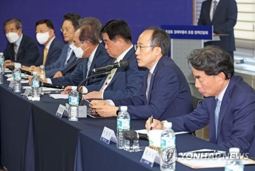 Finance Minister Choo Kyung-ho (2nd from R) speaks during a meeting with members of the Korea Enterprises Federation in Seoul on June 28, 2022. (Pool photo) (Yonhap)
