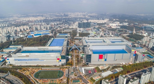 This photo provided by Samsung Electronics Co. on June 30, 2022, shows its chip campus in Hwaseong, south of Seoul. (PHOTO NOT FOR SALE) (Yonhap)