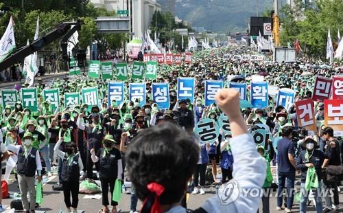 (LEAD) Umbrella union stages massive rallies in Seoul amid scorching heat