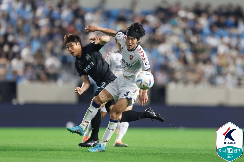 Lee Keun-ho of Daegu FC (L) and Park Min-gyu of Suwon FC battle for the ball during the clubs' K League 1 match at DGB Daegu Bank Park in Daegu, 290 kilometers southeast of Seoul, on July 3, 2022, in this photo provided by the Korea Professional Football League. (PHOTO NOT FOR SALE) (Yonhap)