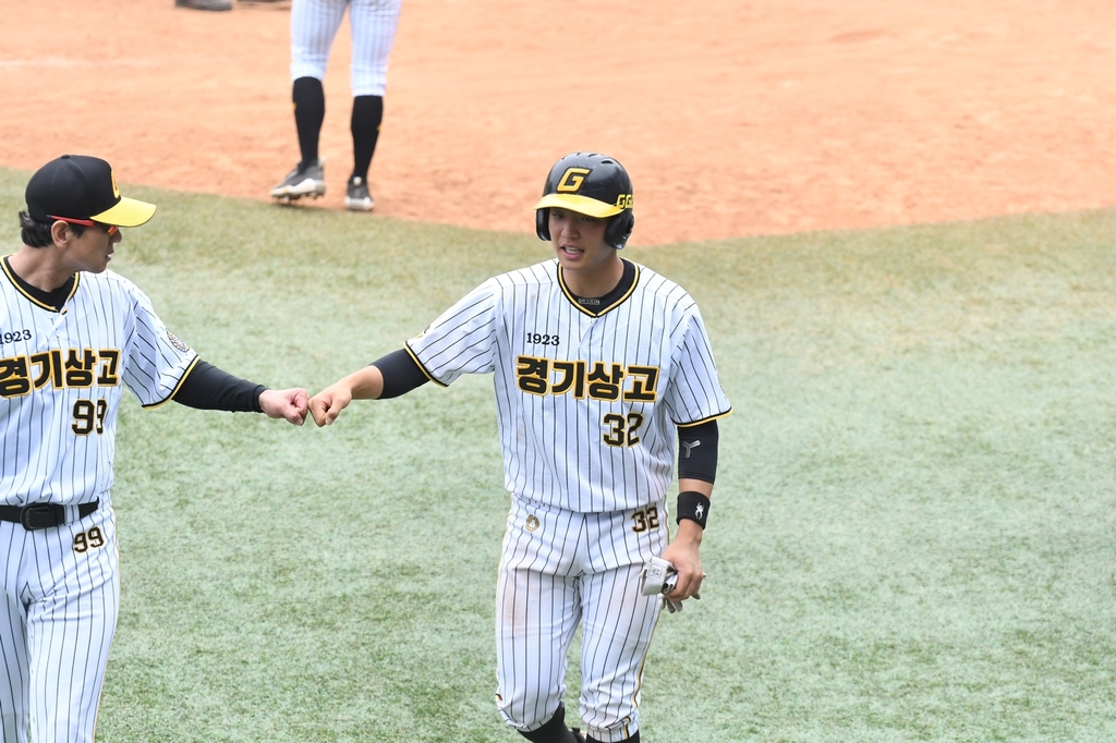 Gyeonggi Commercial High School catcher Um Hyung-chan (R) is in action during a game, in this photo provided by Um on July 5, 2022. (PHOTO NOT FOR SALE) (Yonhap)