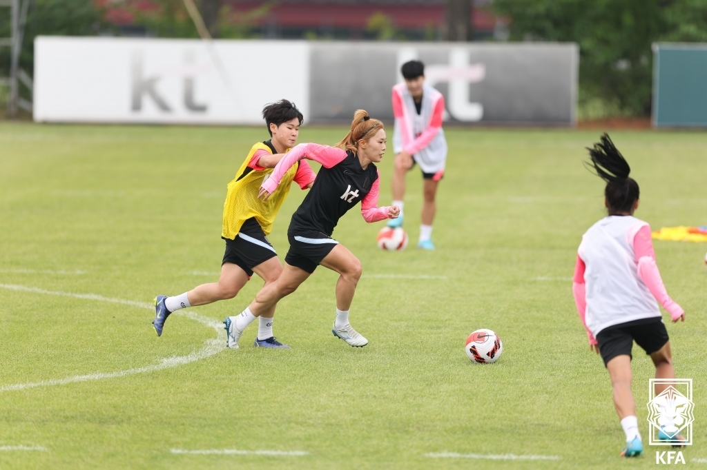Members of the South Korean women's national football team train at the National Football Center in Paju, Gyeonggi Province, on July 6, 2022, in this photo provided by the Korea Football Association. (PHOTO NOT FOR SALE) (Yonhap)