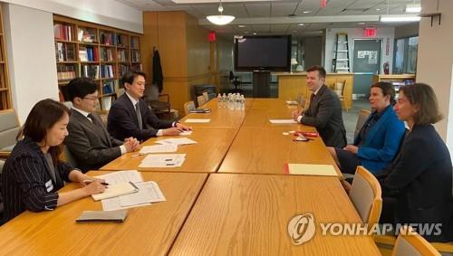 Justice Minister Han Dong-hoo (C, left) meets with prosecution officials from the United States on July 5, 2022, in this photo provided by the Ministry of Justice. (PHOTO NOT FOR SALE) (Yonhap)