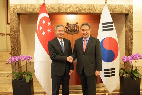 Foreign Minister Park Jin meets with his Singaporean counterpart Vivian Balakrishnan in Singapore on July 6, 2022, in this photo provided by Seoul's foreign ministry. (PHOTO NOT FOR SALE) (Yonhap)