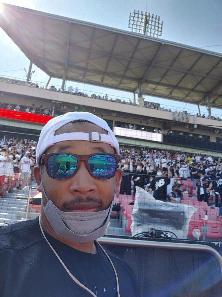 Jovian Turnbull, a fan of the Korea Baseball Organization club KT Wiz, attends a game at KT Wiz Stadium in Suwon, 35 kilometers south of Seoul, in this photo provided by Turnbull. (PHOTO NOT FOR SALE) (Yonhap)