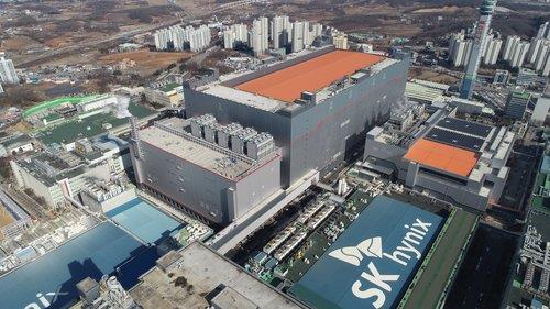 This file photo, provided by SK hynix on Feb. 1, 2021, shows the chipmaker's factory in Icheon, Gyeonggi Province. (PHOTO NOT FOR SALE) (Yonhap)