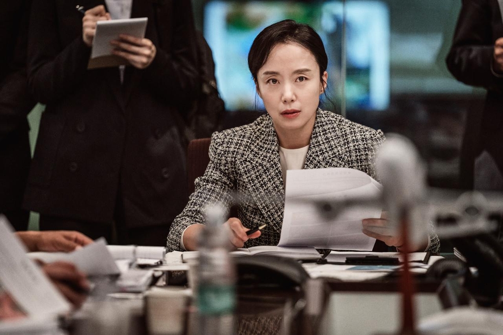 This photo provided by Showbox shows a scene from "Emergency Declaration," set to hit local movie theaters Aug. 3, 2022. (PHOTO NOT FOR SALE) (Yonhap)