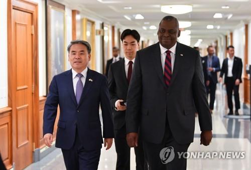 In this photo, provided by the defense ministry, Defense Minister Lee Jong-sup (L) and his U.S. counterpart, Lloyd Austin, meet at the Pentagon near Washington D.C. on July 29, 2022. (PHOTO NOT FOR SALE) (Yonhap)
