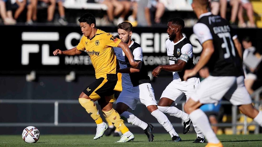 Hwang Hee-chan of Wolverhampton Wanderers (L) is in action against SC Farense during the clubs' preseason friendly match at Estadio Algarve in Algarve, Portugal, on July 31, 2022, in this photo provided by Wolverhampton. (PHOTO NOT FOR SALE) (Yonhap)
