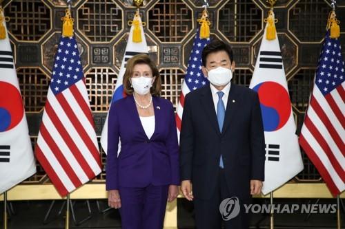 National Assembly Speaker Kim Jin-pyo (R) and U.S. House Speaker Nancy Pelosi (L) pose for a photo ahead of their meeting at the National Assembly on Aug. 4, 2022. (Pool photo) (Yonhap)