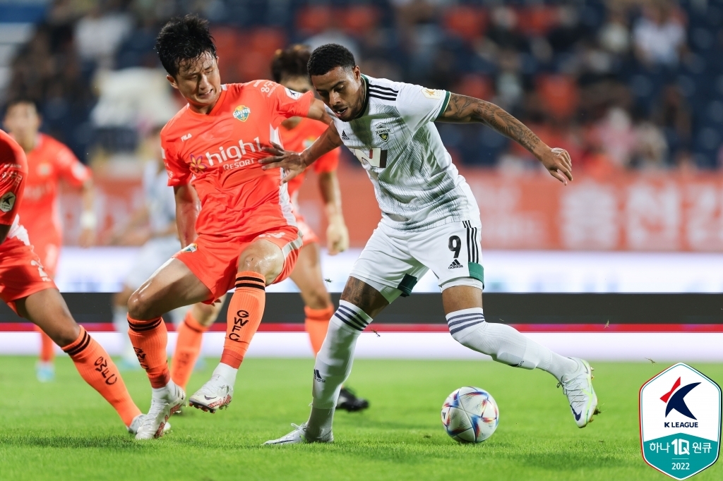 Gustavo of Jeonbuk Hyundai Motors (R) tries to fend off Rim Chang-woo of Gangwon FC during their clubs' K League 1 match at Songam Sports Town in Chuncheon, some 75 kilometers east of Seoul, on Aug. 3, 2022, in this photo provided by the Korea Professional Football League. (PHOTO NOT FOR SALE) (Yonhap)