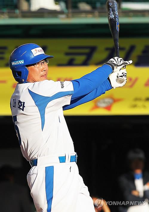 In this file photo from Oct. 30, 2010, former Haitai Tigers third baseman Han Dae-hwa hits a game-winning hit during a charity game at Jamsil Baseball Stadium in Seoul. (Yonhap)