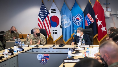 (LEAD) Defense minister visits key U.S. base to underline 'solid' S. Korea-U.S. alliance