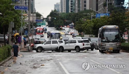 Cars are left abandoned on a road in Seoul's Seocho district on Aug. 9, 2022. (Yonhap)