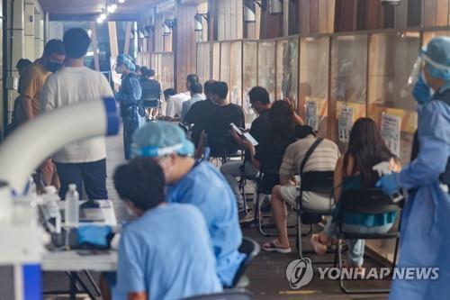 People wait in line for testings at a COVID-19 testing center in Seoul on Aug. 2, 2022. (Yonhap)