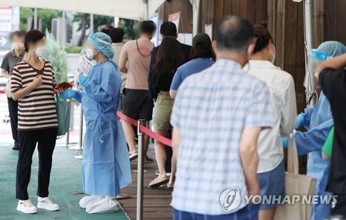 (LEAD) S. Korea's new COVID-19 cases jump to 4-month high, deaths tallied at 50