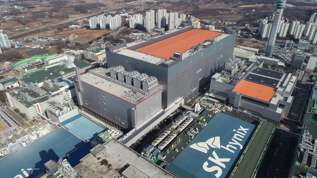 This file photo, provided by SK hynix Inc. on Feb. 1, 2021, shows the company's new chip factory M16 in Icheon, south of Seoul. (PHOTO NOT FOR SALE) (Yonhap)