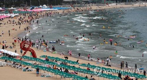 Vacationers crowd the summer beach in Haeundae, Busan, on Aug. 9, 2022. (Yonhap) 