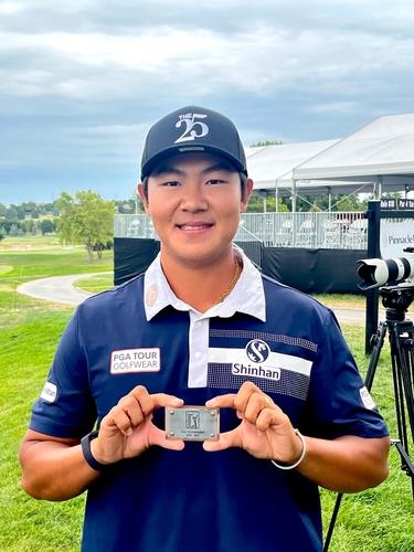 Kim Seong-hyeon of South Korea poses with his PGA Tour card for the 2022-2023 season following the end of the Korn Ferry Tour season at The Club at Indian Creek in Elkhorn, Nebraska, on Aug. 14, 2022, in this photo provided by All That Sports. (PHOTO NOT FOR SALE) (Yonhap)