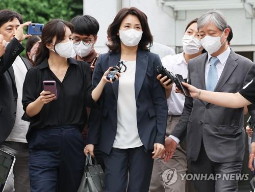 Kim Hye-kyung (C), the wife of former ruling party presidential candidate Lee Jae-myung, arrives at the Gyeonggi Nambu Provincial Police Agency in Suwon, south of Seoul, on Aug. 23, 2022, to face questioning about allegations related to her use of a corporate credit card. (Yonhap)