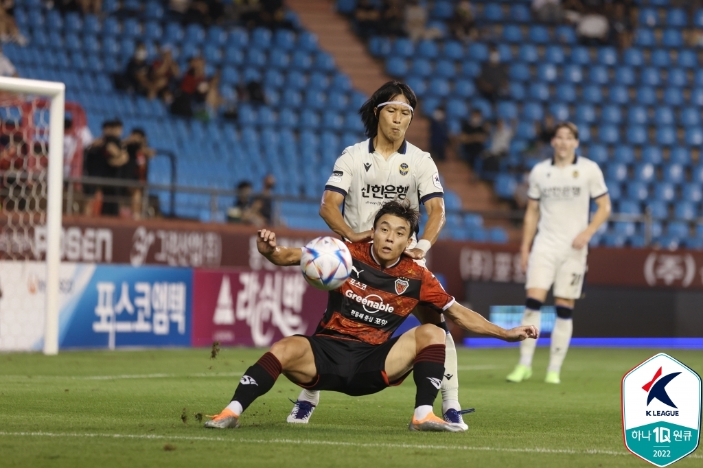 Jeong Jae-hee of Pohang Steelers (front) and Kim Kwang-suk of Incheon United battle for the ball during the clubs' K League 1 match at Pohang Steel Yard in Pohang, 380 kilometers southeast of Seoul, on Aug. 20, 2022, in this photo provided by the Korea Professional Football League. (PHOTO NOT FOR SALE) (Yonhap)