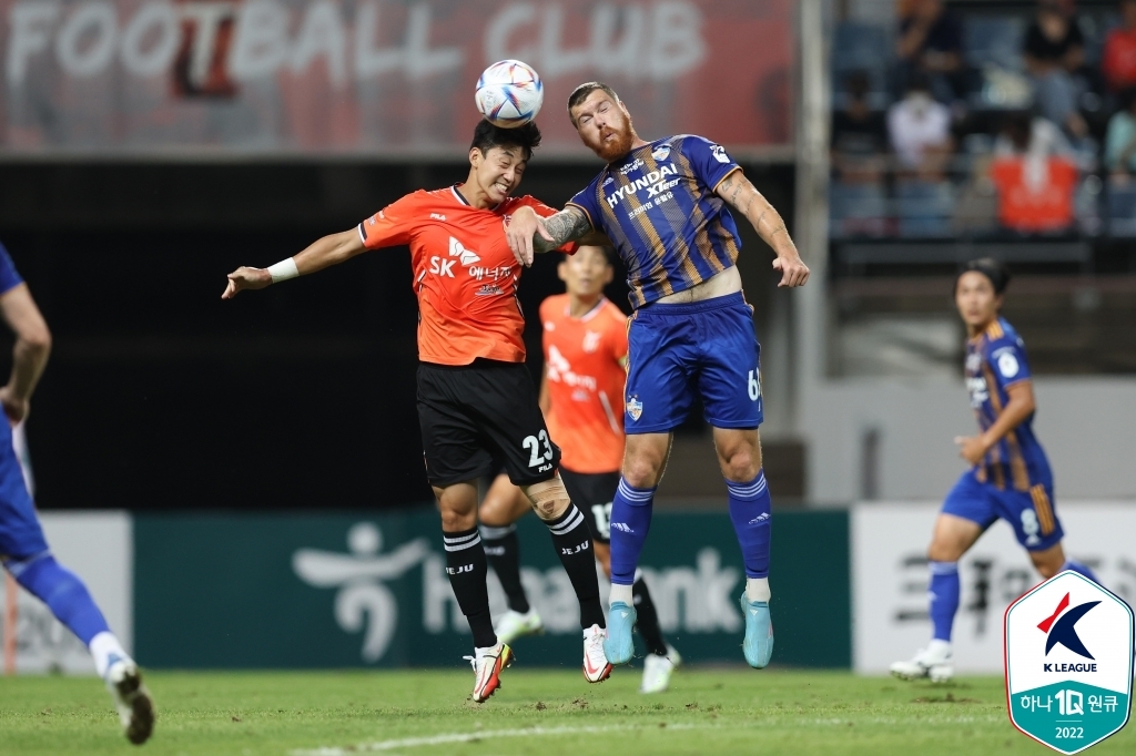 Kim Gyeong-jae of Jeju United (L) and Martin Adam of Ulsan Hyundai FC battle for the ball during the clubs' K League 1 match at Jeju World Cup Stadium in Seogwipo, Jeju Island, on Aug. 27, 2022, in this photo provided by the Korea Professional Football League. (PHOTO NOT FOR SALE) (Yonhap)