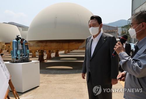 President Yoon Suk-yeol (L) tours a nuclear reactor factory of Doosan Enerbility in Changwon, 300 kilometers southeast of Seoul, on June 22, 2022. Yoon pledged to rebuild the nuclear power industry and support its expansion overseas, underscoring his commitment to reversing the nuclear phase-out policy of the previous administration. (Yonhap)