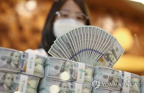 A clerk sorts US$100 banknotes at the headquarters of Hana Bank in Seoul on Sept. 14, 2022. The South Korean currency tumbled below the 1,390 won mark against the greenback for the first time in over 13 years as higher-than-expected inflation data in the United States stoked worries over the Federal Reserve's more aggressive monetary tightening. (Yonhap)