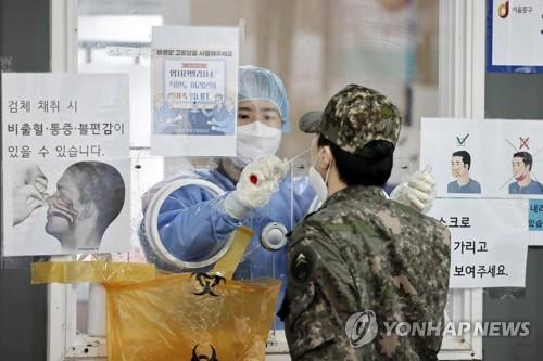 A soldier gets tested for COVID-19 at a testing center in central Seoul, in this file photo taken March 26, 2022. (Yonhap)