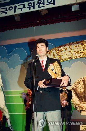 In this file photo from Dec. 11, 1994, Chung Myung-won of the Taepyungyang Dolphins gives an acceptance speech after winning the Golden Glove at an award ceremony at Lotte World Hotel in Seoul. (Yonhap)