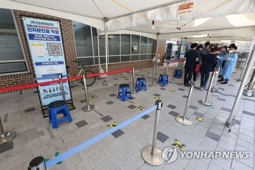 A COVID-19 testing station in Seoul is quiet with only a few people waiting in line on Sept. 22, 2022, as the latest virus wave is slowing down. (Yonhap) 