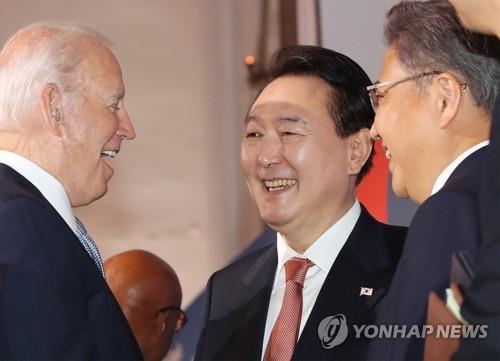 South Korean President Yoon Suk-yeol (C) talks with U.S. President Joe Biden (L) after attending the seventh replenishment conference of the Geneva-based Global Fund to Fight AIDS, Tuberculosis and Malaria in New York on Sept. 21, 2022. On the right is South Korean Foreign Minister Park Jin. (Yonhap)