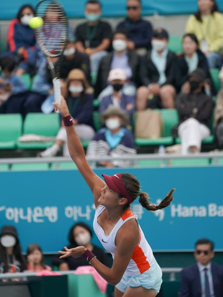 Emma Raducanu of Britain returns a shot to Magda Linette of Poland in their women's singles quarterfinals match at the WTA Hana Bank Korea Open at Olympic Park Tennis Center in Seoul on Sept. 23, 2022, in this photo provided by the tournament organizing committee. (PHOTO NOT FOR SALE) (Yonhap)