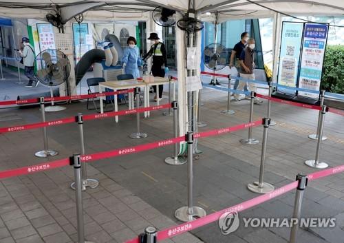 A makeshift COVID-19 testing station in Seoul remains vacant on Sept. 23, 2022. (Yonhap)