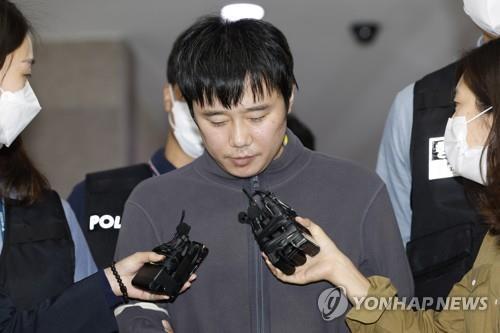 This file photo taken Sept. 21, 2022, shows Jeon Joo-hwan, the 31-year-old suspect in the murder of a subway worker, appearing before reporters at a Seoul police station. (Yonhap)