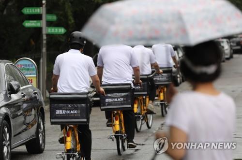 This file photo taken Sept. 2, 2020, shows workers of a department store in Seoul delivering food items. (Yonhap)