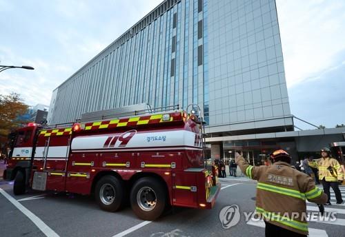 Firefighters are in front of a building of SK C&C located in Pangyo, just south of Seoul, on Oct. 15, 2022. (Yonhap)